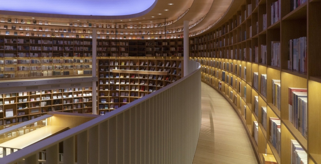 Pixabay_books-g7253417ea_1920_k Bild vom Bereich einer Bibliothek mit einem Galerie-Gang und vielen Büchern
